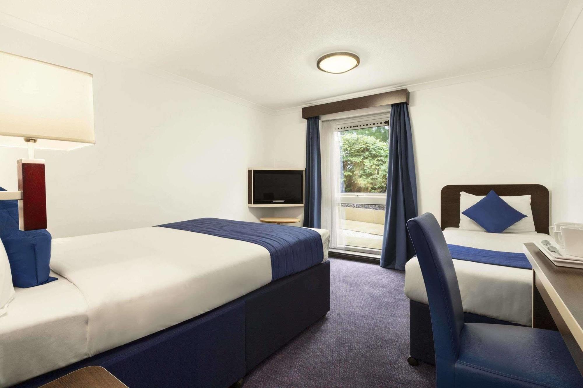 Hotel Ramada Oxford Waterstock Exteriér fotografie